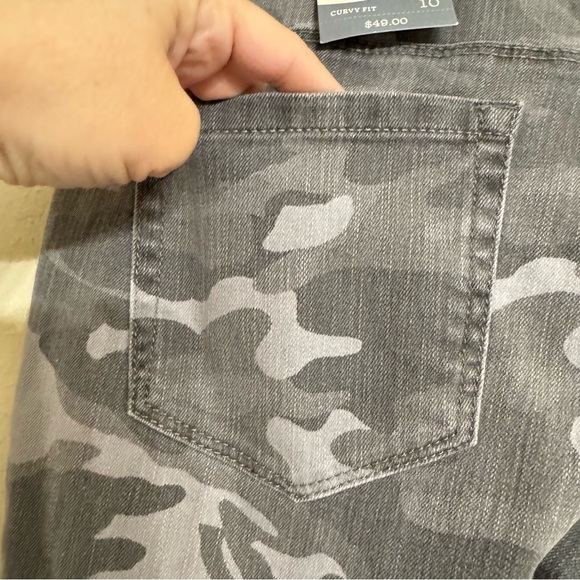 STYLE & CO SKINNY CURVY MID RISE TUMMY CONTROL Gray Falcon CAMO JEANS SIZE 10 - Picture 10 of 16